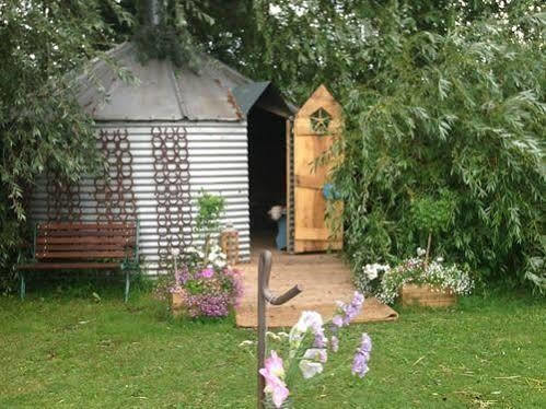 Skipbridge Farm Shepherds Huts Campground Green Hammerton Exterior foto